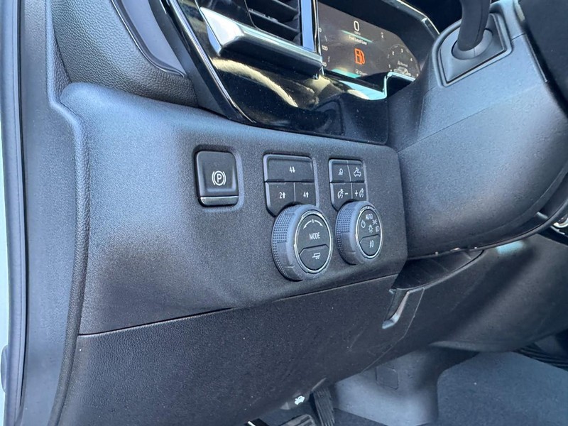 Chevrolet Silverado 3500HD Vehicle Image 12