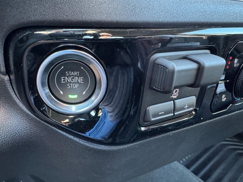 Chevrolet Silverado 3500HD Vehicle Image 19