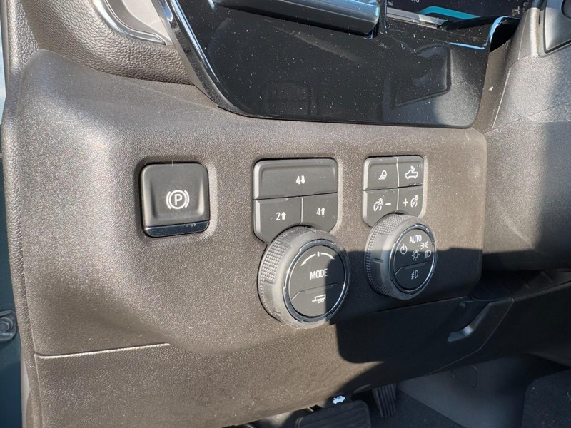 Chevrolet Silverado 2500HD Vehicle Image 11