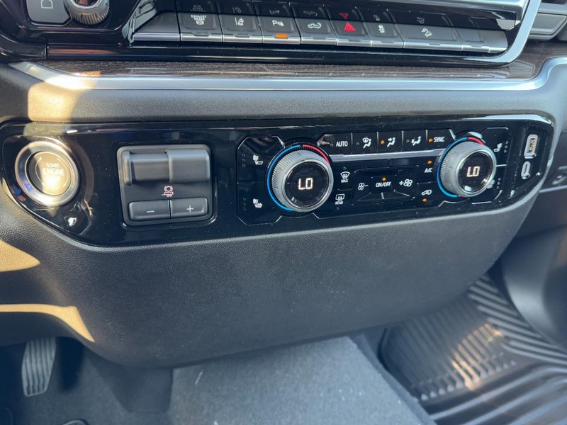 Chevrolet Silverado 2500HD Vehicle Image 14