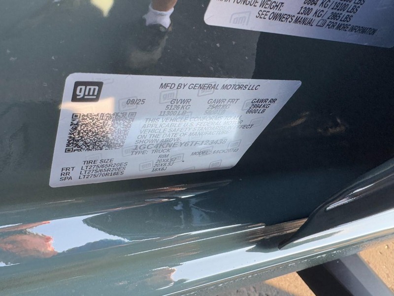 Chevrolet Silverado 2500HD Vehicle Image 19