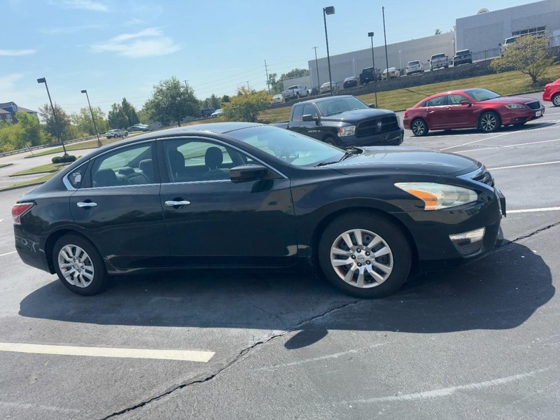 Nissan Altima Vehicle Image 04