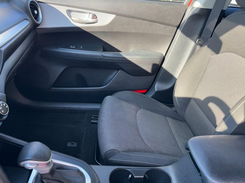 Kia Forte Vehicle Image 13