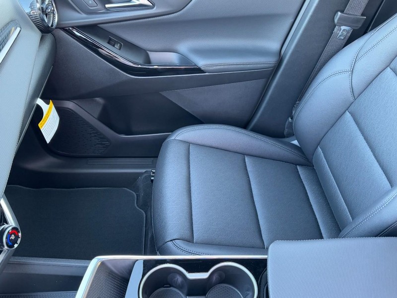 Chevrolet Equinox Vehicle Image 09