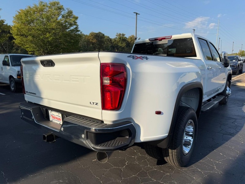 Chevrolet Silverado 3500HD Vehicle Image 03