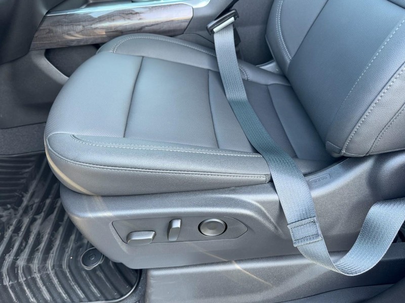 Chevrolet Silverado 3500HD Vehicle Image 11