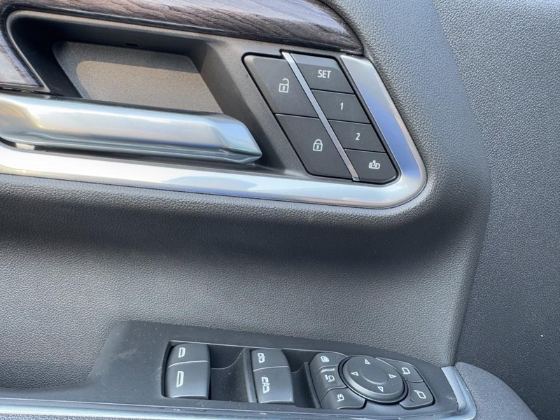 Chevrolet Silverado 3500HD Vehicle Image 12