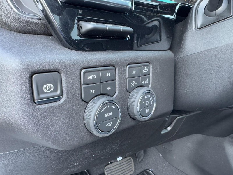 Chevrolet Silverado 3500HD Vehicle Image 13