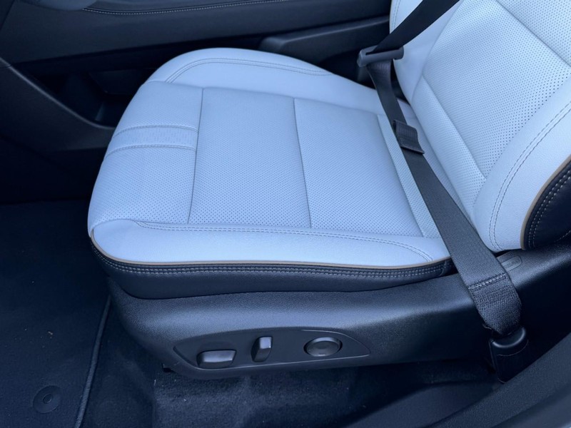 Chevrolet Traverse Vehicle Image 12