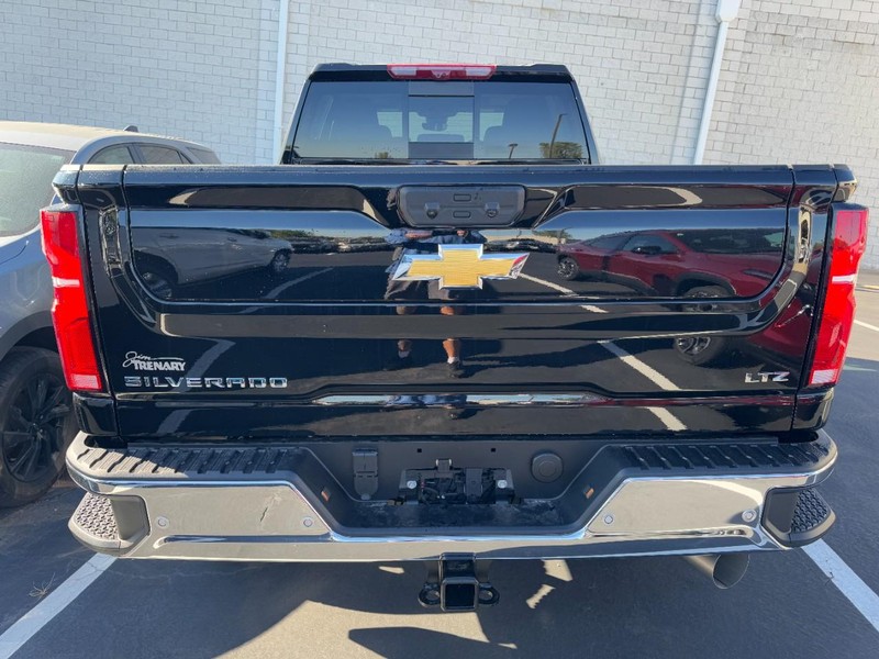 Chevrolet Silverado 2500HD Vehicle Image 05