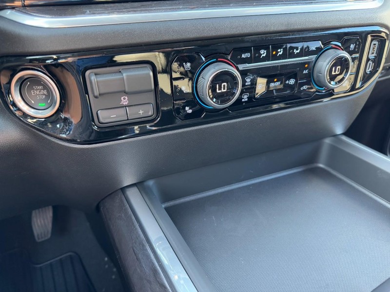 Chevrolet Silverado 2500HD Vehicle Image 17