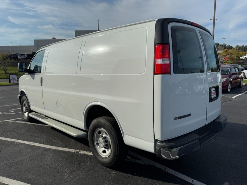 Chevrolet Express Cargo Van Vehicle Image 05