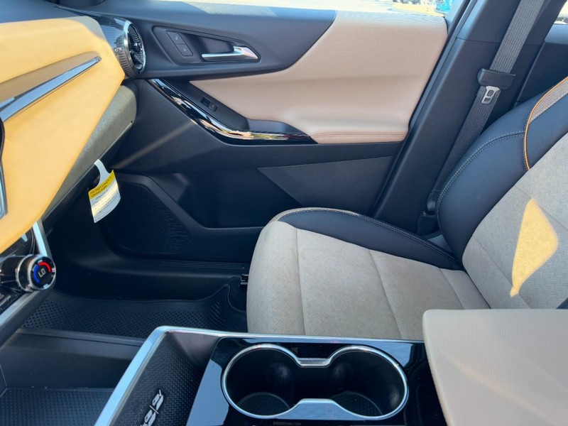 Chevrolet Equinox Vehicle Image 09