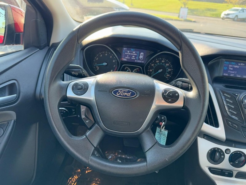 Ford Focus Vehicle Image 12