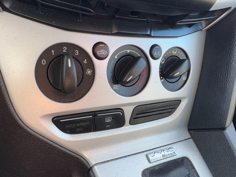 Ford Focus Vehicle Image 18