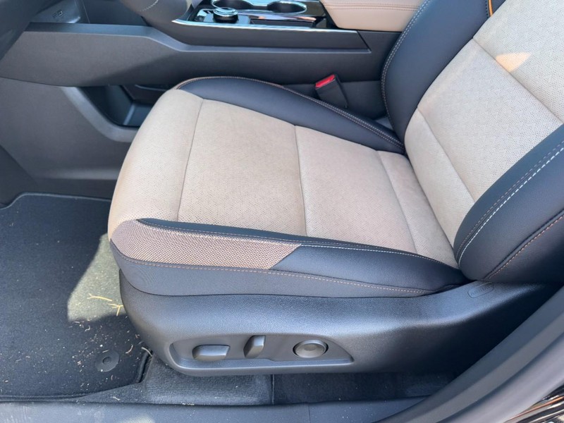 Chevrolet Equinox Vehicle Image 09