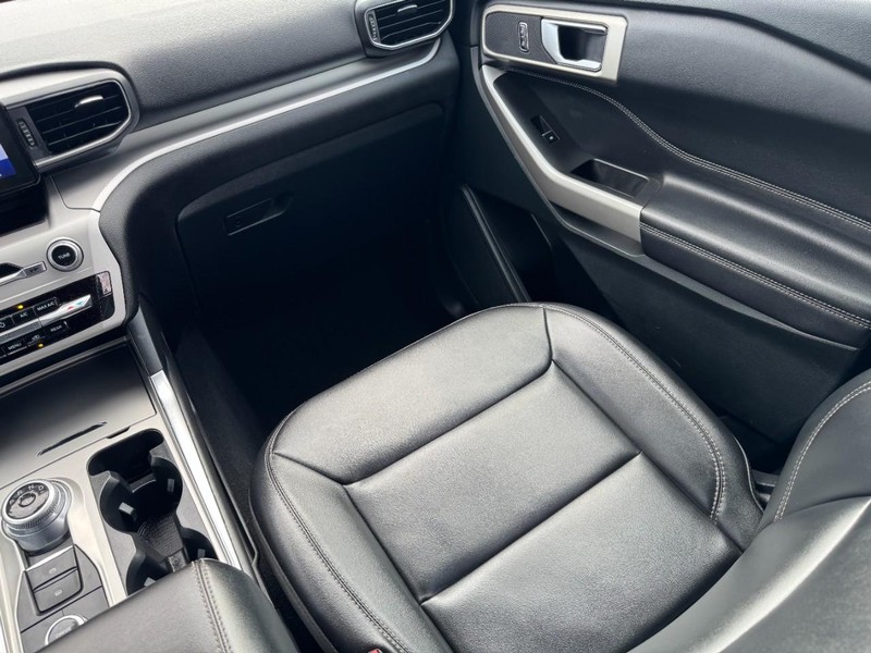 Ford Explorer Vehicle Image 16