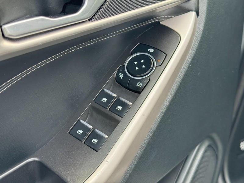 Ford Explorer Vehicle Image 24