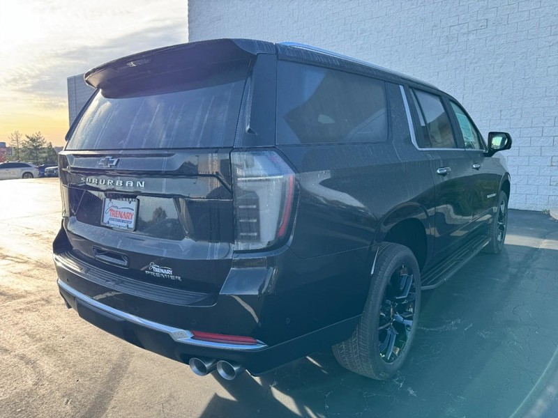 Chevrolet Suburban Vehicle Image 03