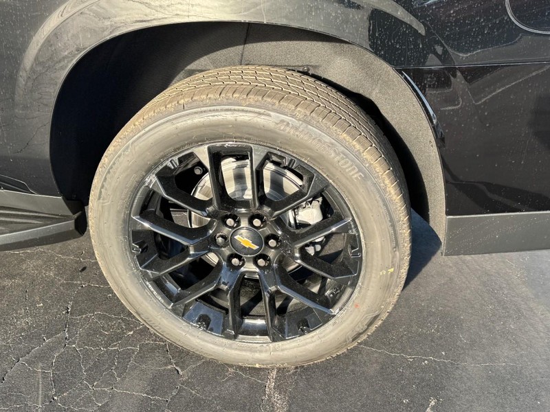 Chevrolet Suburban Vehicle Image 06