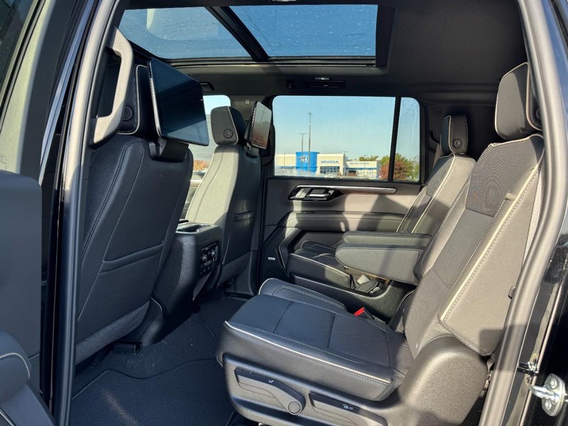 Chevrolet Suburban Vehicle Image 07