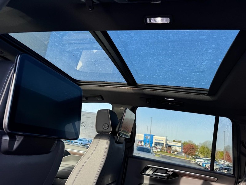 Chevrolet Suburban Vehicle Image 08