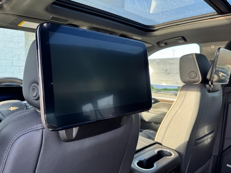 Chevrolet Suburban Vehicle Image 09