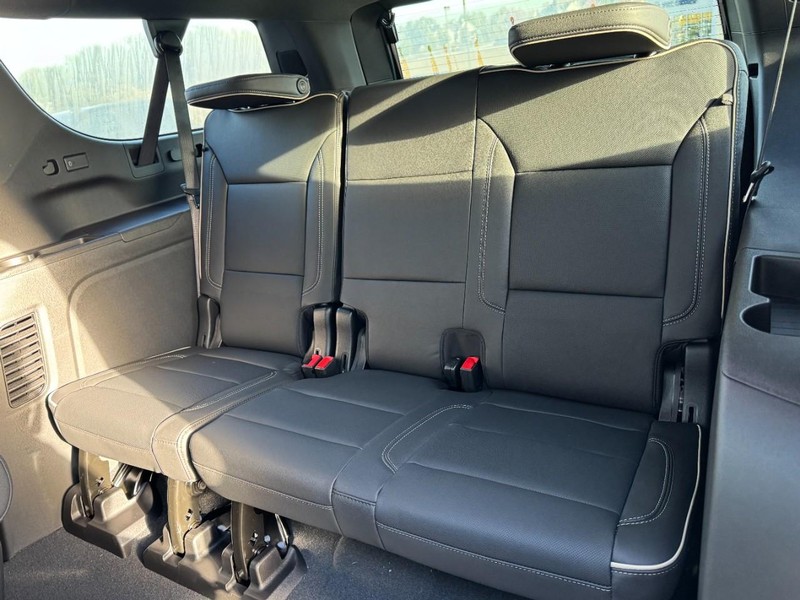 Chevrolet Suburban Vehicle Image 10