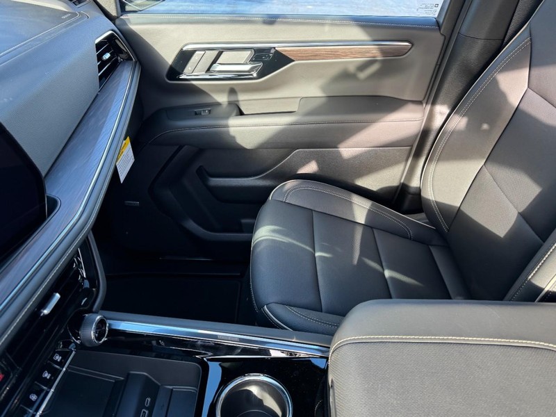 Chevrolet Suburban Vehicle Image 11