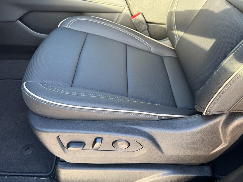 Chevrolet Suburban Vehicle Image 12