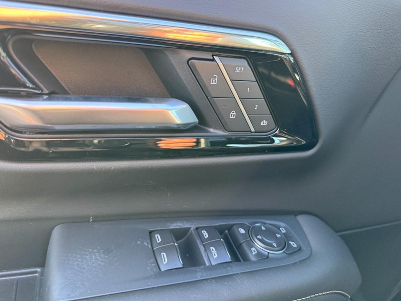 Chevrolet Suburban Vehicle Image 13