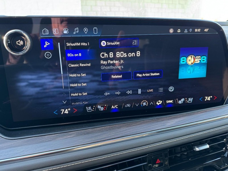 Chevrolet Suburban Vehicle Image 16