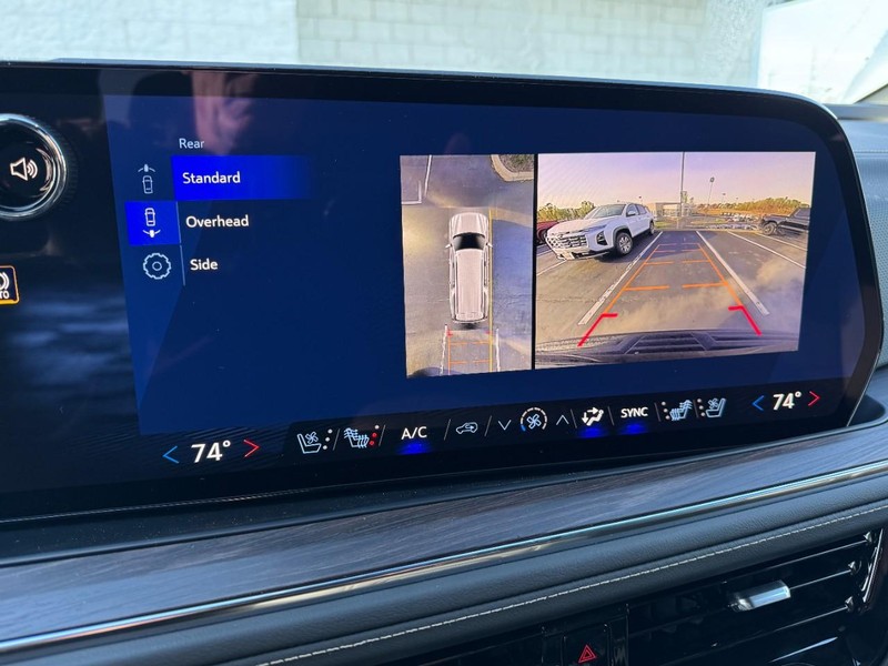 Chevrolet Suburban Vehicle Image 18