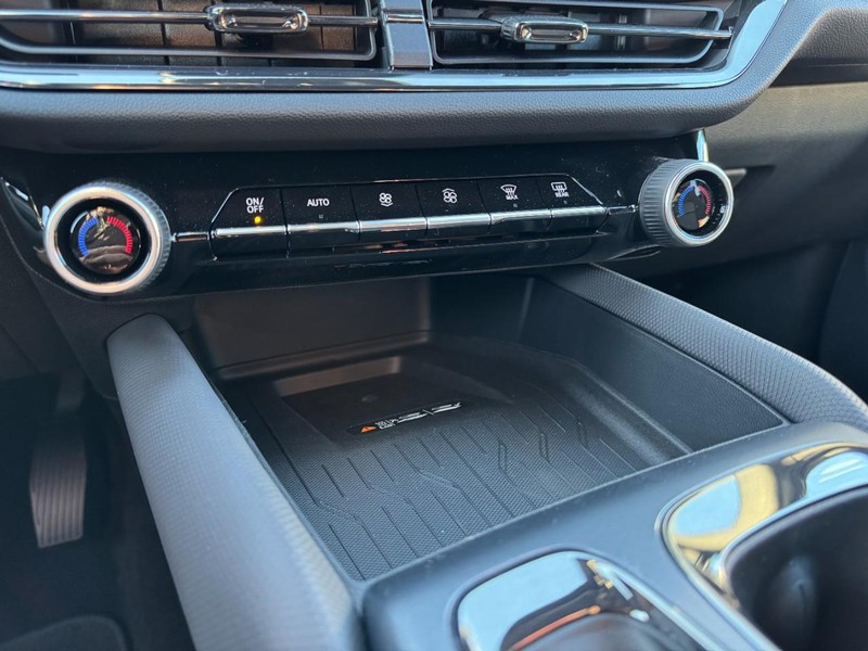 Chevrolet Equinox EV Vehicle Image 11