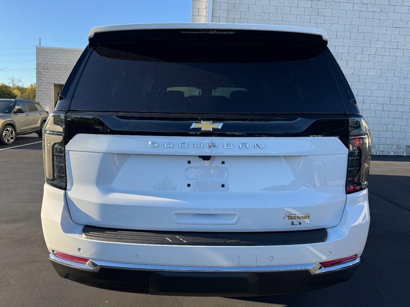 Chevrolet Suburban Vehicle Image 04