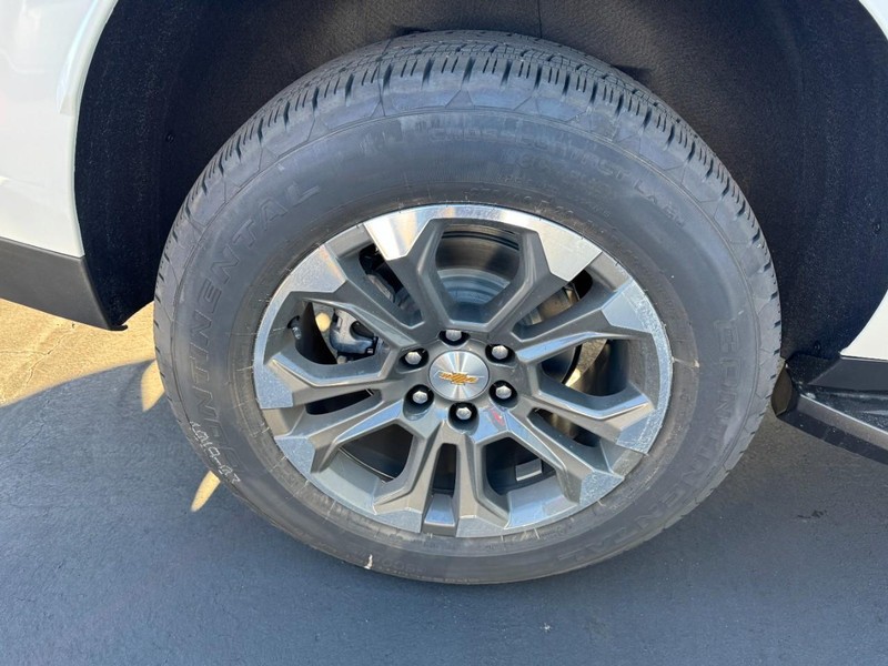 Chevrolet Suburban Vehicle Image 06