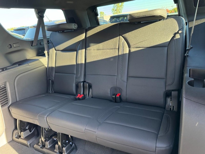 Chevrolet Suburban Vehicle Image 08