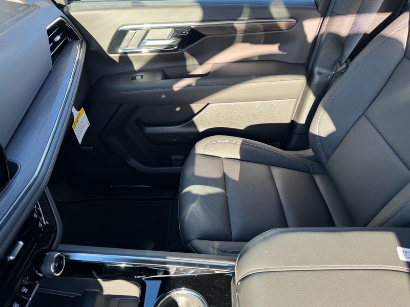 Chevrolet Suburban Vehicle Image 09