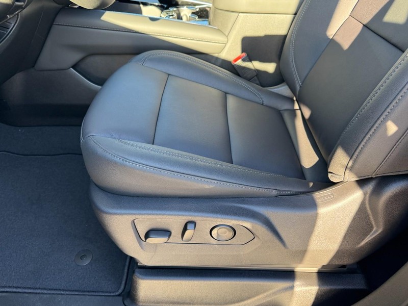 Chevrolet Suburban Vehicle Image 10