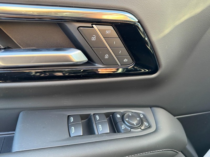 Chevrolet Suburban Vehicle Image 11