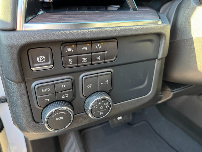 Chevrolet Suburban Vehicle Image 12