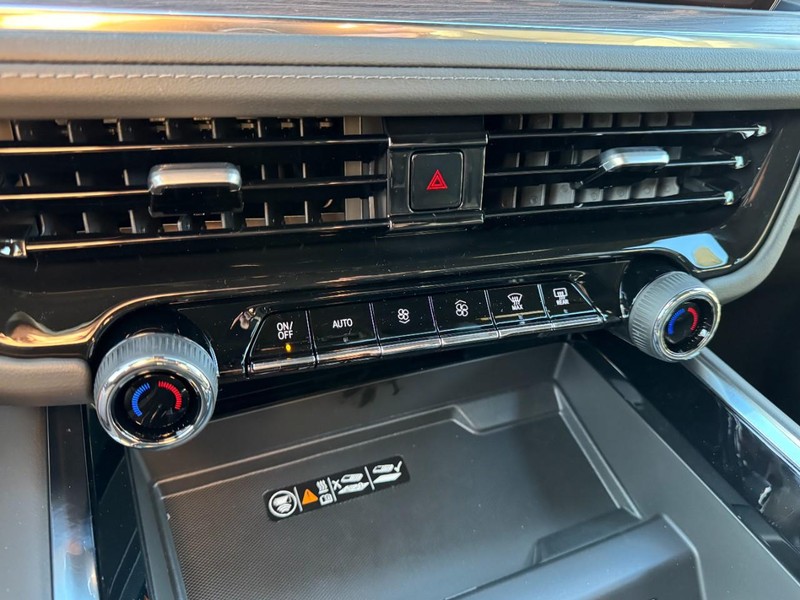 Chevrolet Suburban Vehicle Image 15