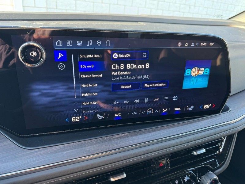 Chevrolet Suburban Vehicle Image 16