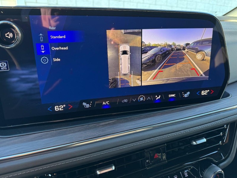 Chevrolet Suburban Vehicle Image 18