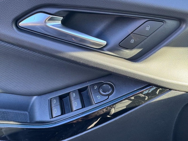 Chevrolet Equinox Vehicle Image 11