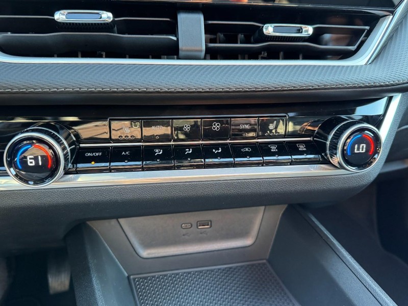 Chevrolet Equinox Vehicle Image 14