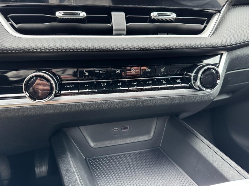 Chevrolet Equinox Vehicle Image 13