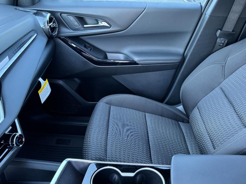 Chevrolet Equinox Vehicle Image 09