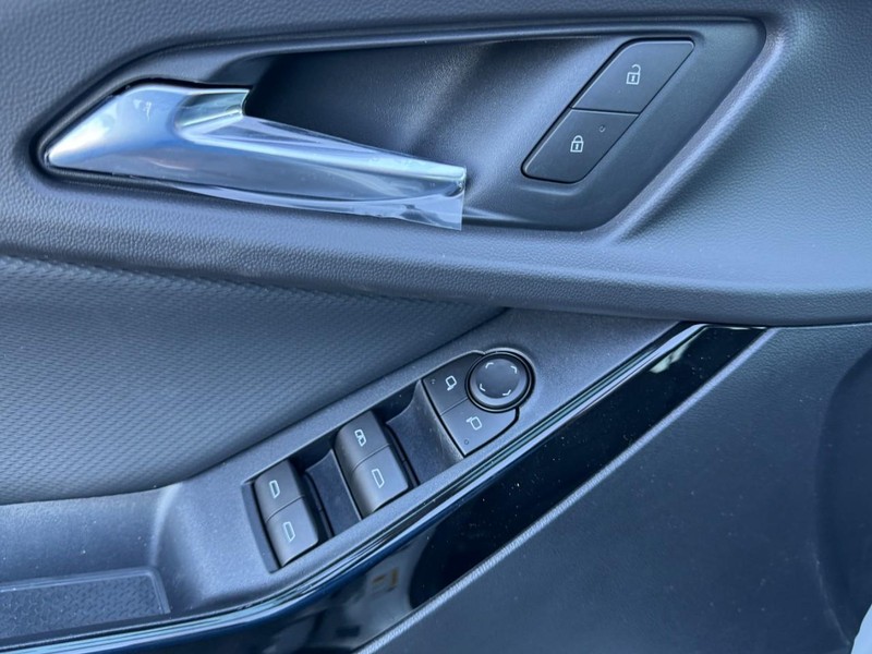 Chevrolet Equinox Vehicle Image 11