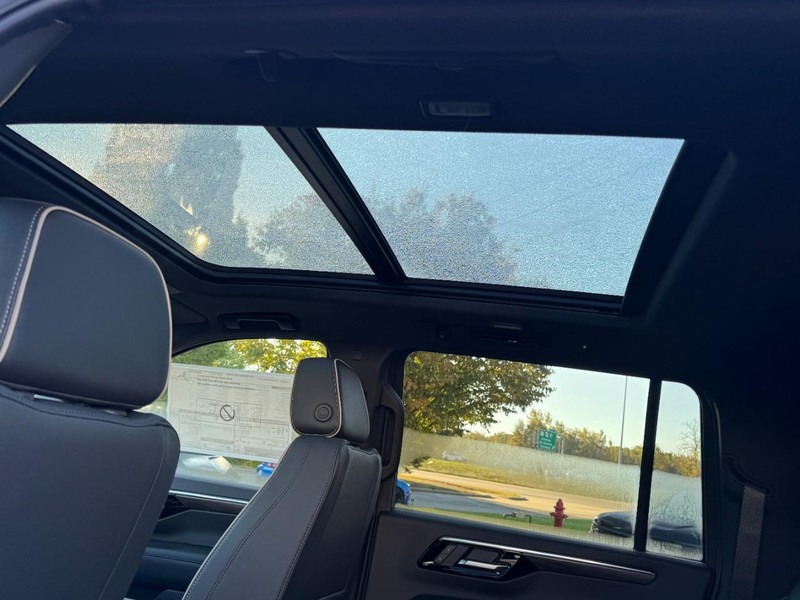 Chevrolet Suburban Vehicle Image 08